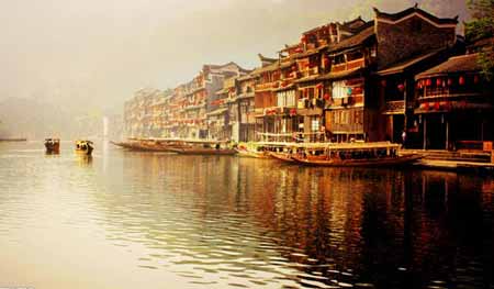 張家界國家森林公園、袁家界、天子山、大峽谷、玻璃橋、鳳凰古城兩晚三日游